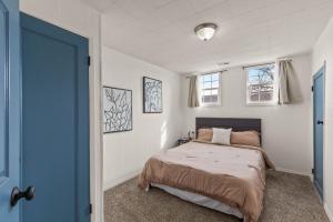 Cama ou camas em um quarto em New! Charming 3 bedroom home with HOT-TUB!