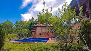 a house with a swimming pool in a yard at Casa Upa ,casa con piscina espectacular, Barichara in Barichara