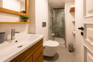 een badkamer met toilet, wastafel en douche bij Bguest Pera Suites in Istanbul +37 foto's