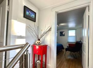 Unique Artsy 2 Bdrm Apt 1.5 mi from Downtown的电视和/或娱乐中心