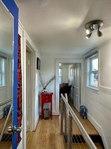Unique Artsy 2 Bdrm Apt 1.5 mi from Downtown的电视和/或娱乐中心