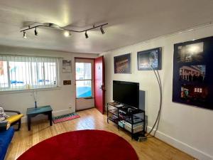 Unique Artsy 2 Bdrm Apt 1.5 mi from Downtown的电视和/或娱乐中心