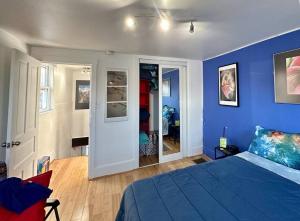 Unique Artsy 2 Bdrm Apt 1.5 mi from Downtown客房内的一张或多张床位