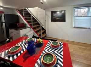 Unique Artsy 2 Bdrm Apt 1.5 mi from Downtown的厨房或小厨房