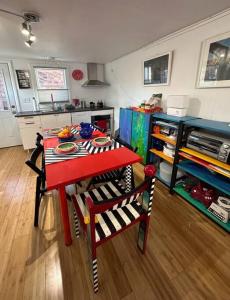 Unique Artsy 2 Bdrm Apt 1.5 mi from Downtown的厨房或小厨房