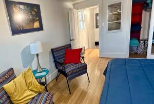 Unique Artsy 2 Bdrm Apt 1.5 mi from Downtown的休息区