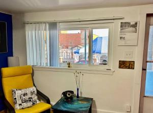 Unique Artsy 2 Bdrm Apt 1.5 mi from Downtown的休息区
