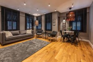 een woonkamer met een bank en een tafel bij Bguest Pera Suites in Istanbul