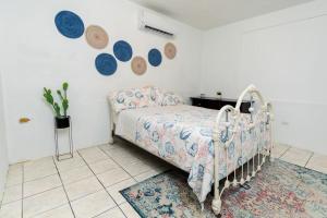 Un dormitorio con una cama y platos en la pared en 3BR spacious, dorado beach apartment, -20% monthly, en Dorado