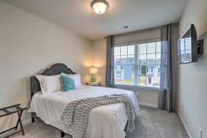 um quarto com uma cama e uma grande janela em Modern Townhome 10 mins to Downtown Atlanta em Atlanta