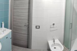 ein Bad mit einem WC, einem Waschbecken und einer Dusche in der Unterkunft Casa Alea - Appartamento turistico - Paola- in Paola