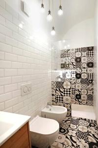 een witte badkamer met een toilet en een wastafel bij Wally apartment in Ljubljana