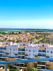 una vista aérea de una ciudad con edificios blancos en Frente al mar, preciosas vistas, piscinas , valdelagrana en El Puerto de Santa María