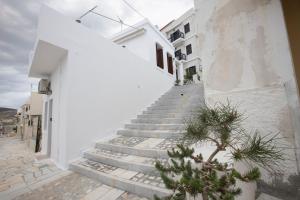 un escalier menant à un bâtiment blanc dans l'établissement DREAMY, à Ermoúpoli