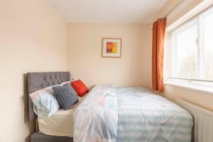מיטה או מיטות בחדר ב-New Manchester Getaway Home - Free Parking