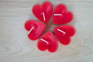 drei rote Herzen auf einem Tisch in der Unterkunft New Manchester Getaway Home - Free Parking in Manchester