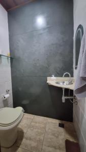 マンガラチバにあるBig Beach Casa Temporadaのトイレと洗面台付きのバスルーム +17枚の写真