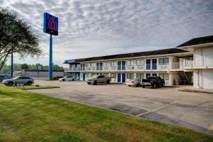 a hotel with cars parked in a parking lot at Motel 6-Port Allen, LA - Baton Rouge in Port Allen