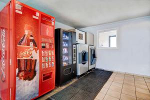 a room with a soda machine and a refrigerator at Motel 6-Port Allen, LA - Baton Rouge in Port Allen