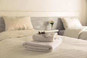 ein Stapel Handtücher auf einem Bett in der Unterkunft El Bonito Salta in Salta