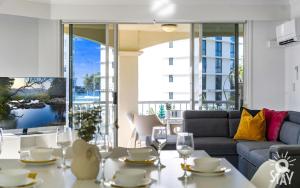een woonkamer met een tafel en een bank bij The Moroccan - QStay in Gold Coast