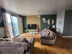Televisyen dan/atau pusat hiburan di Modern central Penthouse - 1 FreeParking