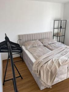 uma cama num quarto com uma cama de ferro preto em Sonniges Apartment mit Balkon em Graz