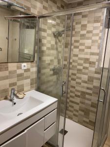 a bathroom with a sink and a shower at Joe's House in Fátima +61 photos