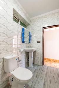 ein Bad mit einem WC und einem Waschbecken in der Unterkunft Chambre d'hôte Azemmour in El Jadida