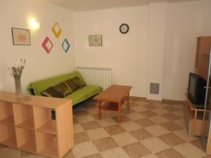 - un salon avec un canapé vert et une table dans l'établissement Apartments MB, à Pula