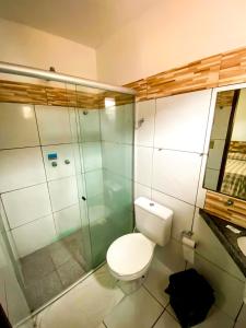 y baño con aseo y ducha acristalada. en Apartamento Mobiliado Mozart, en Natal