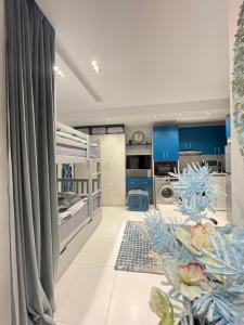 una grande camera con pareti blu e pavimenti bianchi di Luxury Studio House 589-2 a Città del 6 ottobre