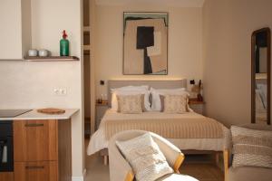um quarto com uma cama, uma mesa e cadeiras em Vila Rodrigues em Lisboa