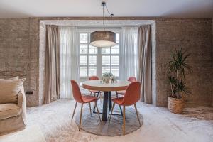 een eetkamer met een ronde tafel en stoelen bij Metropolitan Boutique in A Coruña