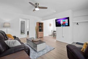 een woonkamer met een bank en een flatscreen-tv bij Bright & Spacious 2 Bedroom, Quiet in Mount Clemens