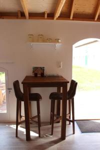 a wooden table with two chairs in a room at Trekkershuisje 't Zeeuws Knoopje in Aagtekerke