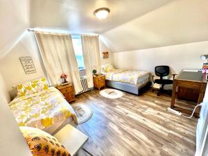 1 dormitorio con 1 cama y escritorio con escritorio en Private Room with 2 Twin Beds- Air Conditioning and Shared Bathrooms en Seattle