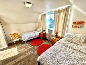 シアトルにあるPrivate Room with 2 Twin Beds- Air Conditioning and Shared Bathroomsのベッドルーム1室(ベッド2台、窓付)