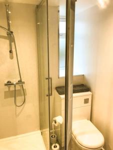 ein Bad mit einem WC und einer Glasdusche in der Unterkunft Badgers Sett 2 Bedroom sleeps 4, The New Inn Viney Hill, Forest of Dean in Blakeney