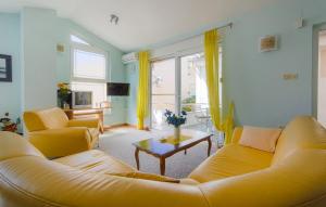 salon z kanapą i stołem w obiekcie Apartment Zadar - Diklo 5880d w mieście Zadar