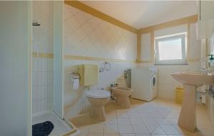 łazienka z toaletą i umywalką w obiekcie Apartment Zadar - Diklo 5880d w mieście Zadar