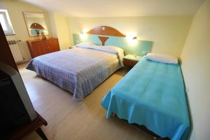 pokój hotelowy z dwoma łóżkami i telewizorem w obiekcie Apartment Zadar - Diklo 5880d w mieście Zadar