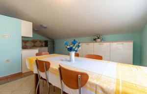 kuchnia ze stołem, na którym stoi wazon z kwiatami w obiekcie Apartment Zadar - Diklo 5880d w mieście Zadar
