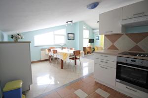 Kuchnia lub aneks kuchenny w obiekcie Apartment Zadar - Diklo 5880d