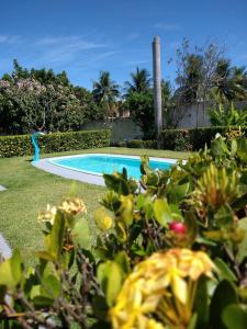 - une piscine dans une cour ornée de plantes dans l'établissement Chalés do Porto, à Porto de Pedras