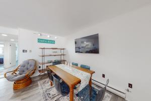 Μια τηλεόραση ή/και κέντρο ψυχαγωγίας στο Colonial Condo 305