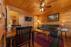 uma sala de estar com um sofá e uma mesa em The Nook In The Inn On Lookout Mountain em Mentone