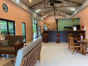 restauracja ze stołem i krzesłami oraz bar w obiekcie Miotrakasa w mieście Cahuita