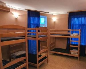 Двухъярусная кровать или двухъярусные кровати в номере Хостел на Льва Толстого