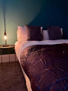 Tempat tidur dalam kamar di Large, stylish 2bedroom apartment l free parking